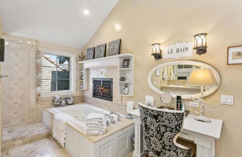 Enchanting French Inspired Chateau with Beach Club! - Foto 8