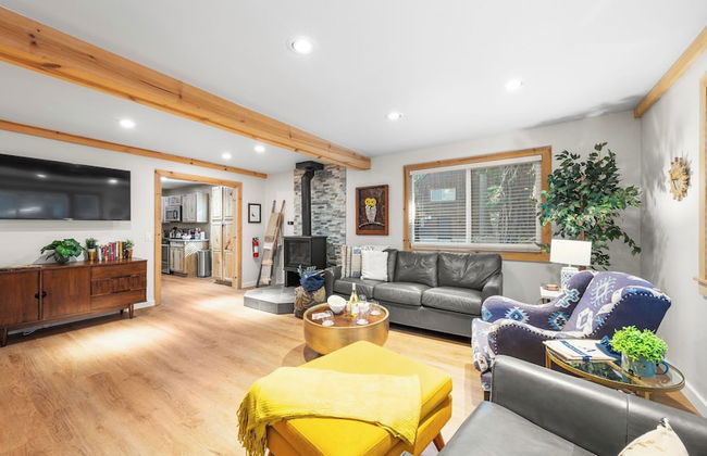 Sweet Pine Deck + Hot Tub, Cozy Modern Interior Close to Ski Resort! - Foto 28