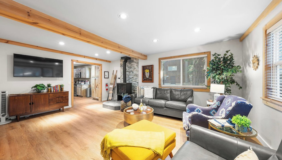 Sweet Pine Deck + Hot Tub, Cozy Modern Interior Close to Ski Resort! - Foto 1, Imagen principal