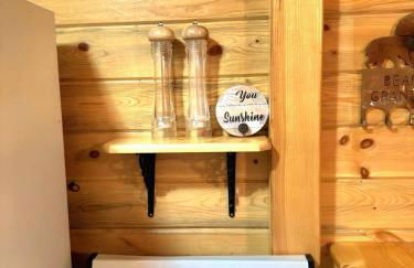 The Red Bears Den, Walk to River & Lake, In Town - Foto 16