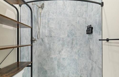 Spring at The Golden Goose including King Bed, Parking, Security and Laundry - Foto 13