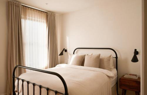 Elegant 4-Bed Richmond Townhouse - Private Garden - Parking - Photo 3