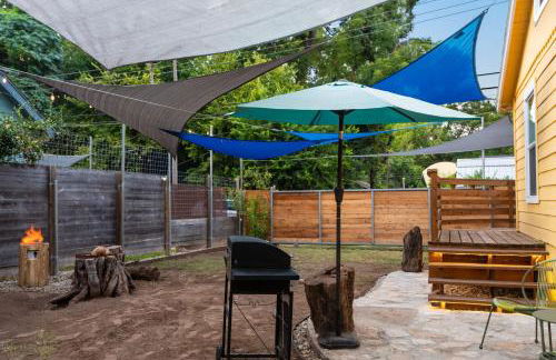 East Austin Bungalow w BBQ Firepit Fun Yard - Foto 19