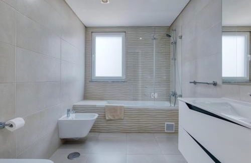 Vita Portucale ! Chic Luxe Villa with Saltwater Pool - Foto 39