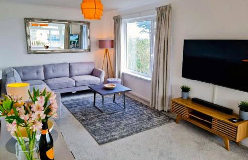 Spacious home with panoramic sea view, free parking EV & large garden - Photo 44