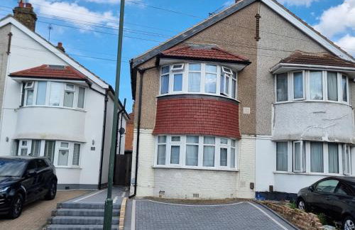 Entire 3 bedroom home with Parking in Welling, London, UK - Photo 1