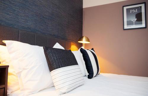 3x Bed Elegant House with Private Parking - Photo 3