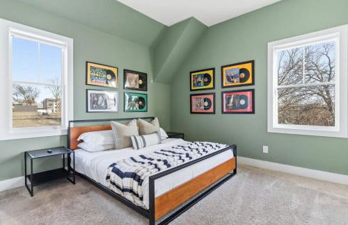 Modern House by Downtown with Garage and Fenced-in Yard - Foto 12