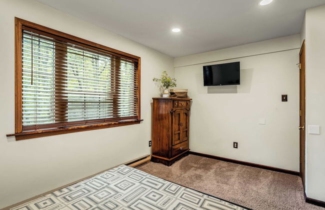 Sky View Chalet by Avantstay Stunning Interior, Spacious Deck, Hot Tub, & View - Photo 48