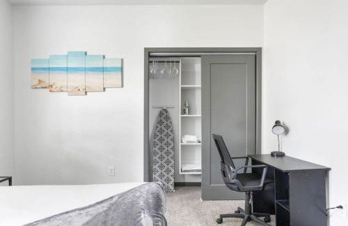 Bright & Cozy 2BR Retreat w Parking Broad Ripple - Foto 36