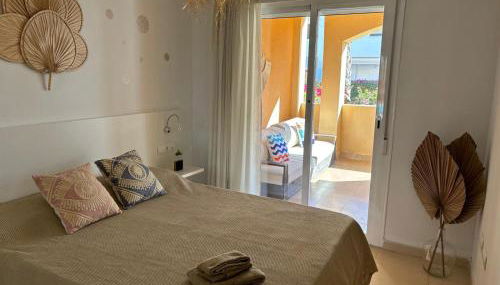 Bajo con jardín a pie de playa y piscina comunitaria con jacuzzi - Foto 4