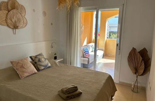 Bajo con jardín a pie de playa y piscina comunitaria con jacuzzi - Foto 4