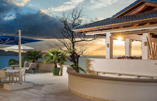 Exquisite Hilltop Villa with Luxurious Modern Design, Sweeping Ocean Views & Sparkling Infinity Pool - Foto 35