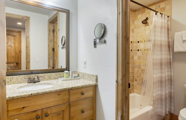 Blue Skies Lakeside Family-friendly Getaway w Hot Tub BBQ - Foto 23