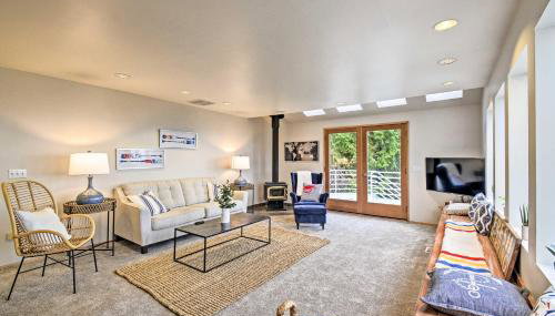 Unique Port Ludlow Home with 3 Decks and Hot Tub! - Foto 3