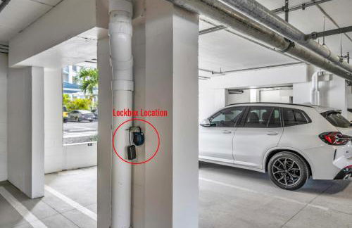 Waterside Retreat: Modern 2BR, Mins to Beach & Apt - Photo 29