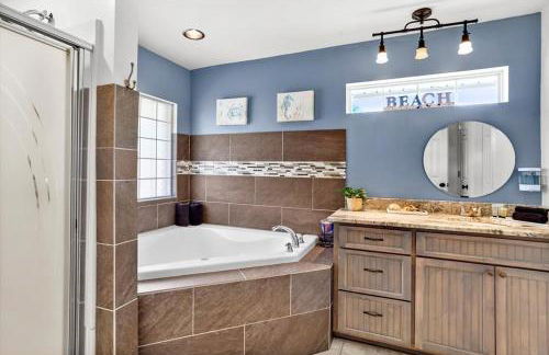 Endless Summer Retreat with Private Pool near Beach - Foto 24