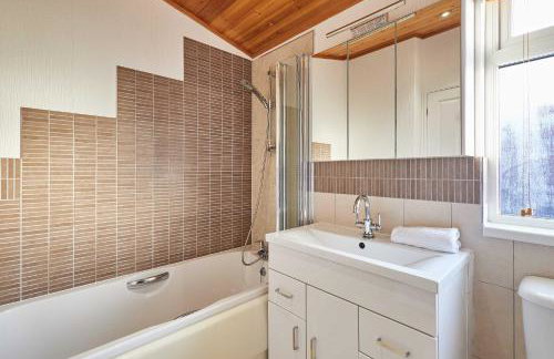 Mandarin Lodge with Hot Tub - Foto 19