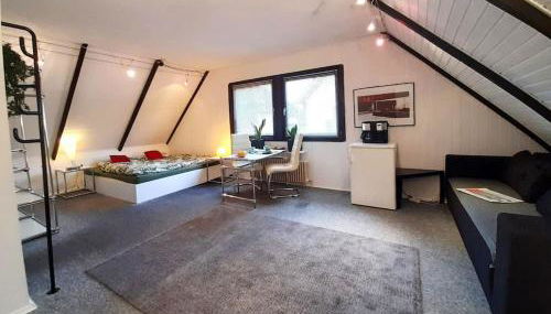 Modern eingerichtetes Zimmer - Foto 1