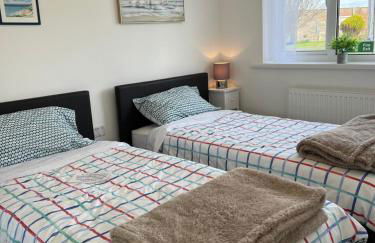 CHINE COTTAGE self-catering coastal bungalow in rural West Wight - Photo 9