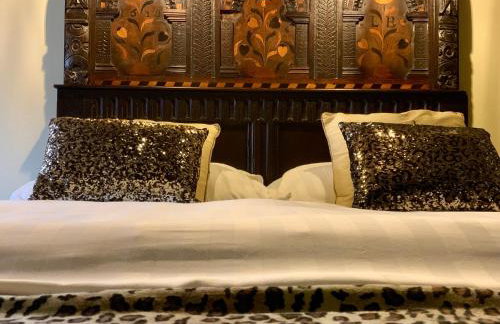 Romantic four poster Cottage private outdoor Hot Tub & Sauna at Harthill Hall plus private daily use of indoor pool and sauna 1 hour per day - Photo 6