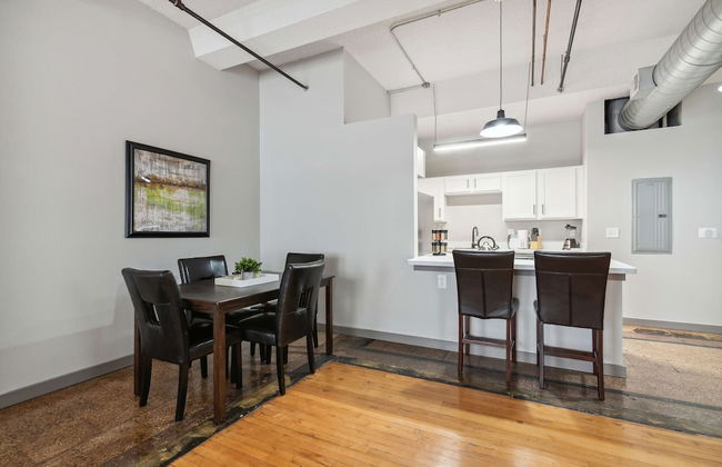 Spacious 2BR Downtown Retreat - Photo 33