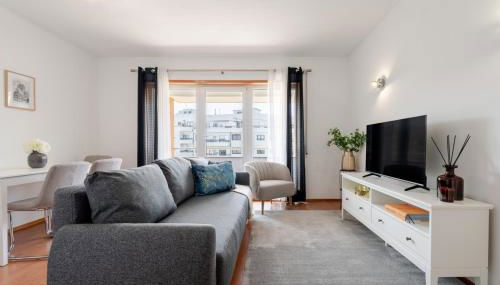 Bright Flat with Balcony & Garage by HostWise - Foto 2