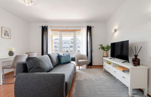 Bright Flat with Balcony & Garage by HostWise - Foto 2