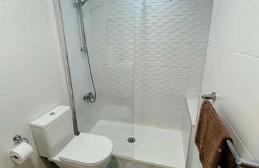 Stunning 2 bedroom apartment with Pool View - Photo 21