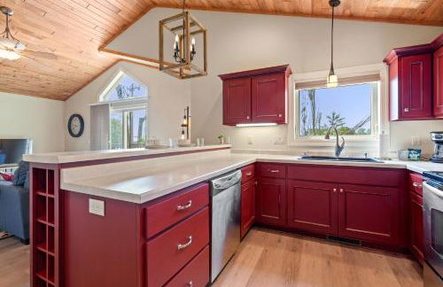 Upper Deck by Simple Life Rentals - Photo 12