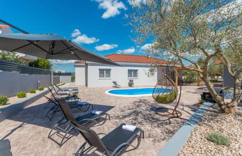 3 Bedroom Cozy Home In Sikovo - Foto 14