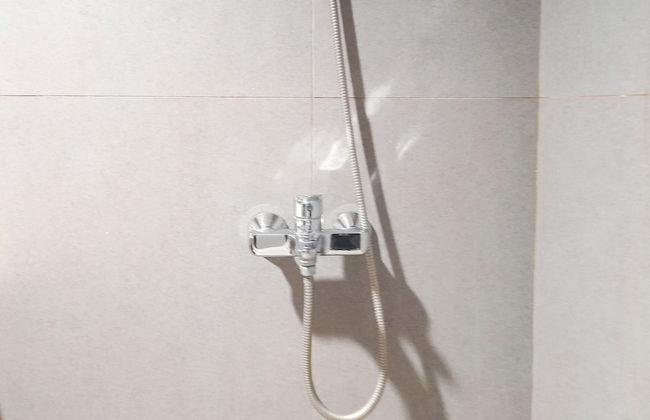 Modern Look And Comfortable Studio At Patraland Amarta Apartment - Foto 8