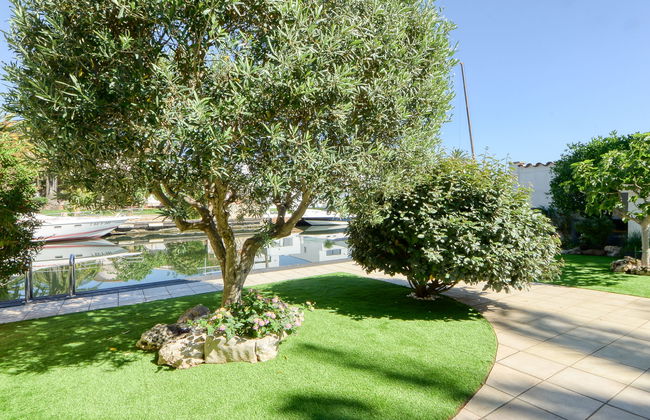 4 bedroom House in Castelló d'Empúries with private pool and garden - Photo 51