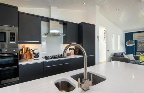 Hiraeth - Luxury Lodge with Hot Tub, Close to Beach - Photo 16