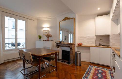 Sophisticated 2BR - Steps to Station - Foto 13