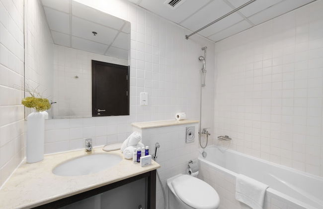 Maison Privee - Dreamy Apt with Jaw-Dropping Marina Views - Photo 15