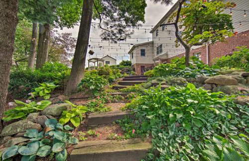 Charming Apartment with Yard and Beautiful Gardens! - Foto 29