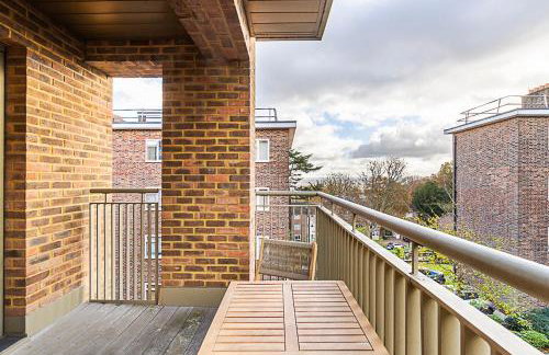 Chic Crystal Palace Flat with Balcony & Workspace - Foto 12