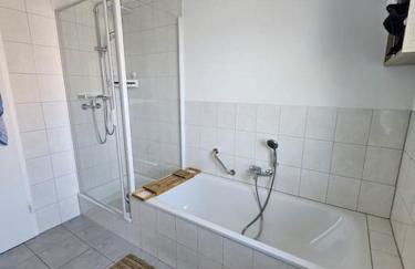 Ferienwohnung Für Gäste mit Niveau,Monteurewohnung mit 3 separaten Schlafzimmern,Parkplatz für Großes Fahrzeug vorhanden 8,5m lang - Foto 28