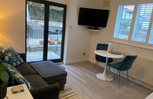 Little Trevio - seaside haven with parking and sea views - Photo 4