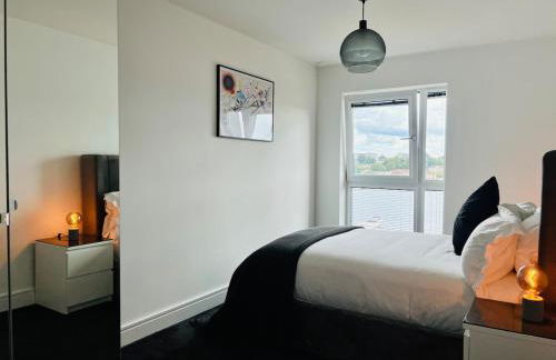 Luxury 2 Bed Apartment - River Views - Parking - Photo 14