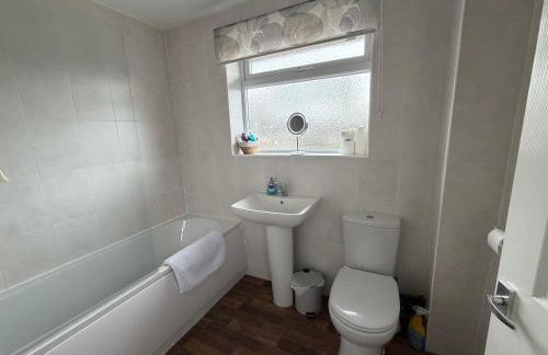 Modern three bedroom home in Castle Donington - Photo 2