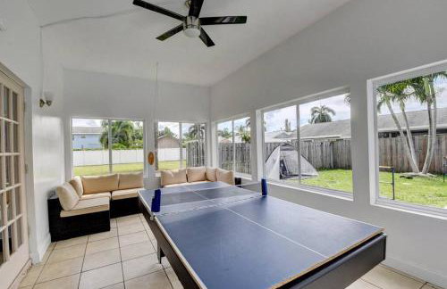 5 BR Mansion with Pool and non-heated Jacuzzi Games in Boynton Beach - Photo 20