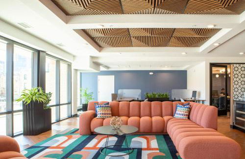 Modern East Side 1BR Apt with Balcony, Pool, and Gym - Foto 43