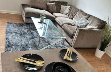 Stylish Waterfront Apartment - Photo 10