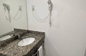 Praia do Canto Apart Hotel - Quarto sala e varanda - Foto 9