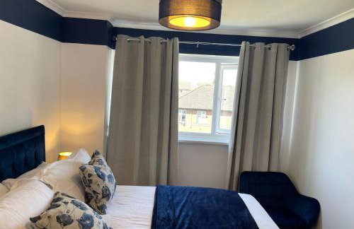 Stylish 3 bed house, private parking , with conservatory, close to KFC, McDonalds, ALDI and ASDA - Photo 3