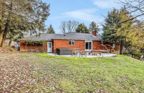 3 Bedroom Hilltop Escape with 5 Private Acres and Hot Tub - Foto 19