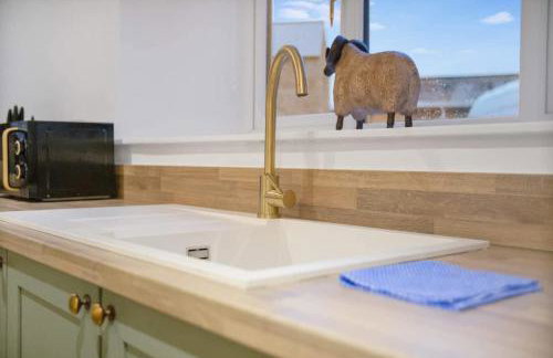 NEW! Luxurious Cottage in Durham by Stay With Us, Ideal for Large Groups & Families, Hot Tub, Sleeps 10! - Foto 31