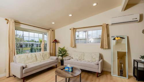 Peaceful Family Home with 3 Bedrooms and 2 Bathrooms - Photo 2